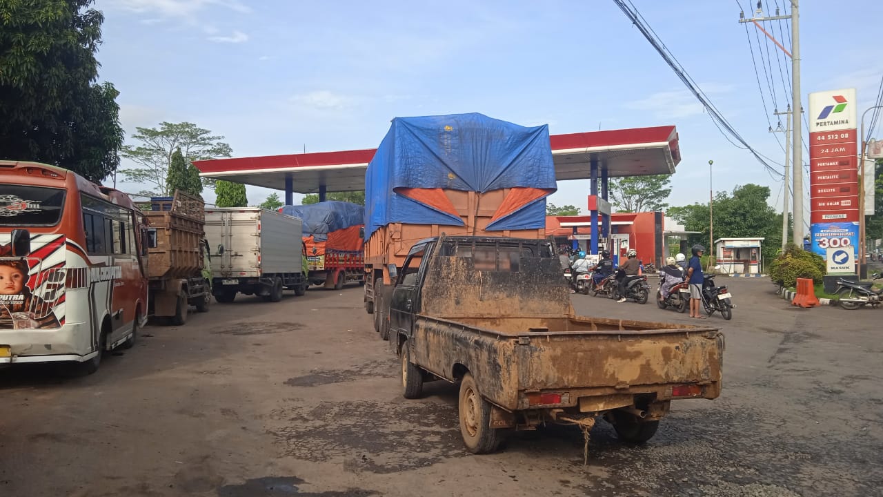 Sopir Truk Pantura Batang-Pekalongan Keluhkan Susahnya Isi Solar Jelang Nataru