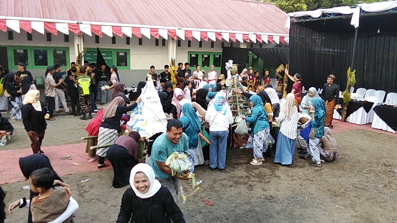 Bawa Berkah, Gunungan Diperebutkan Warga Desa Gunungsari Pemalang 