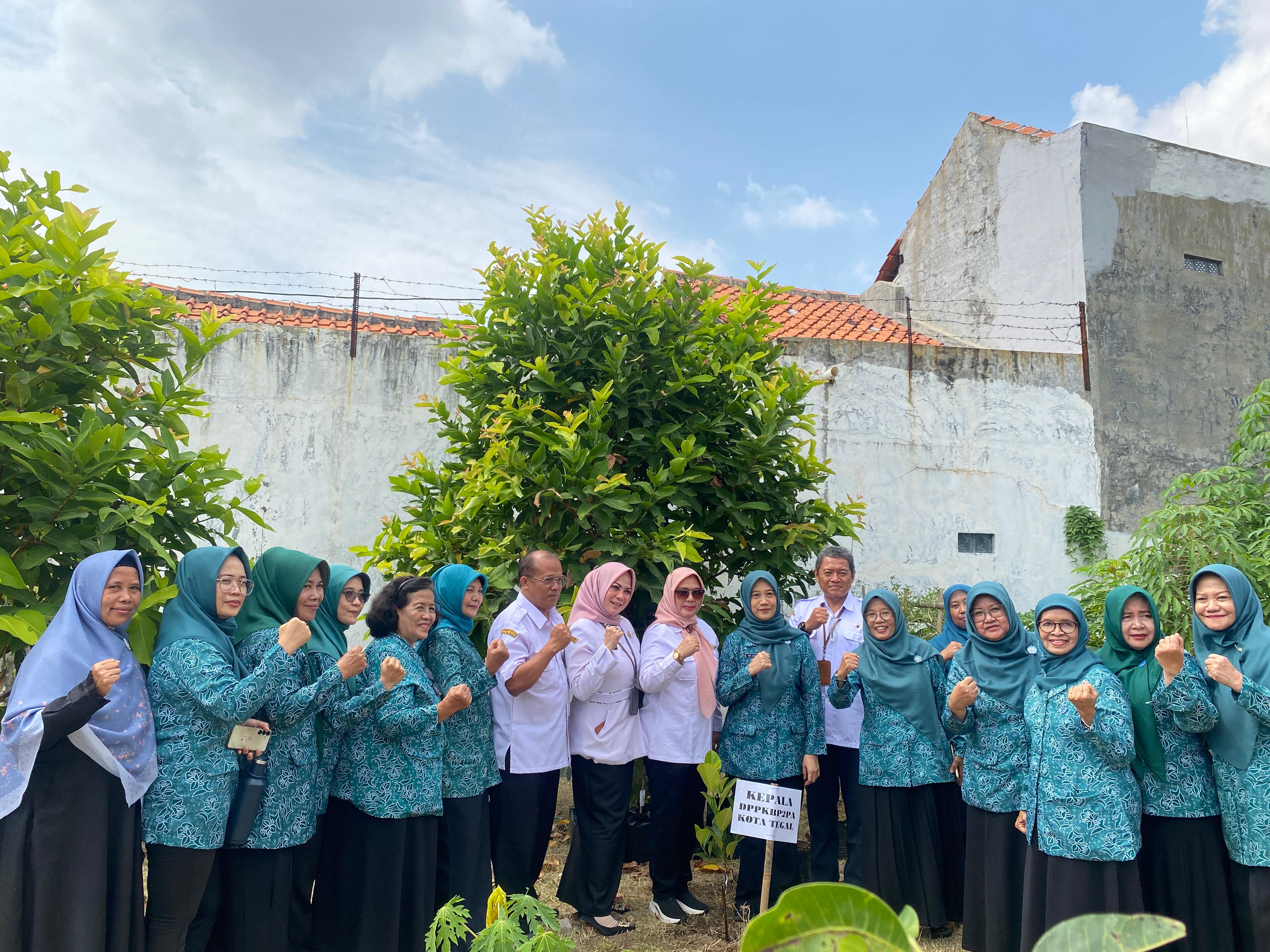 TP PKK Kota Tegal Ikuti Peresmian Gerakan Rabu Pon, Perempuan Menanam Pohon