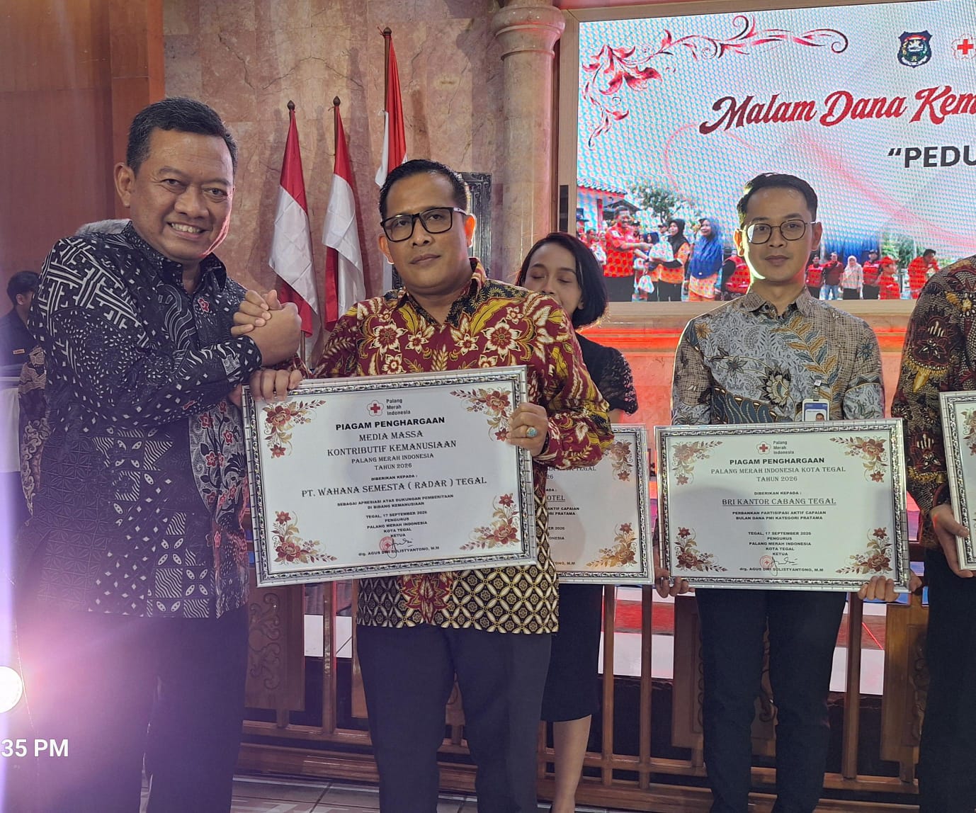 Kompak dalam Aksi Kemanusiaan! Radar Tegal Sabet PMI Award di HUT ke-81 PMI Kota Tegal