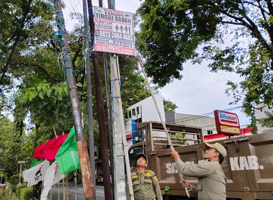 Satpol PP Grobogan Bongkar Puluhan Papan Reklame Ilegal di Kawasan Purwodadi 