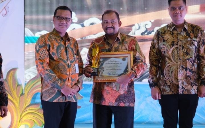 Bupati Pemalang Raih Penghargaan Kepala Daerah Peduli Penyiaran