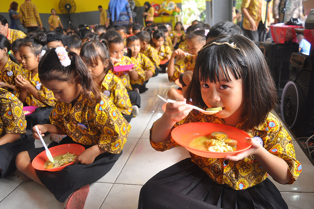 Angkat Akulturasi Budaya, Sekolah Gratis Kuncup Melati Bagikan Lontong Opor pada Perayaan Cap Go Meh