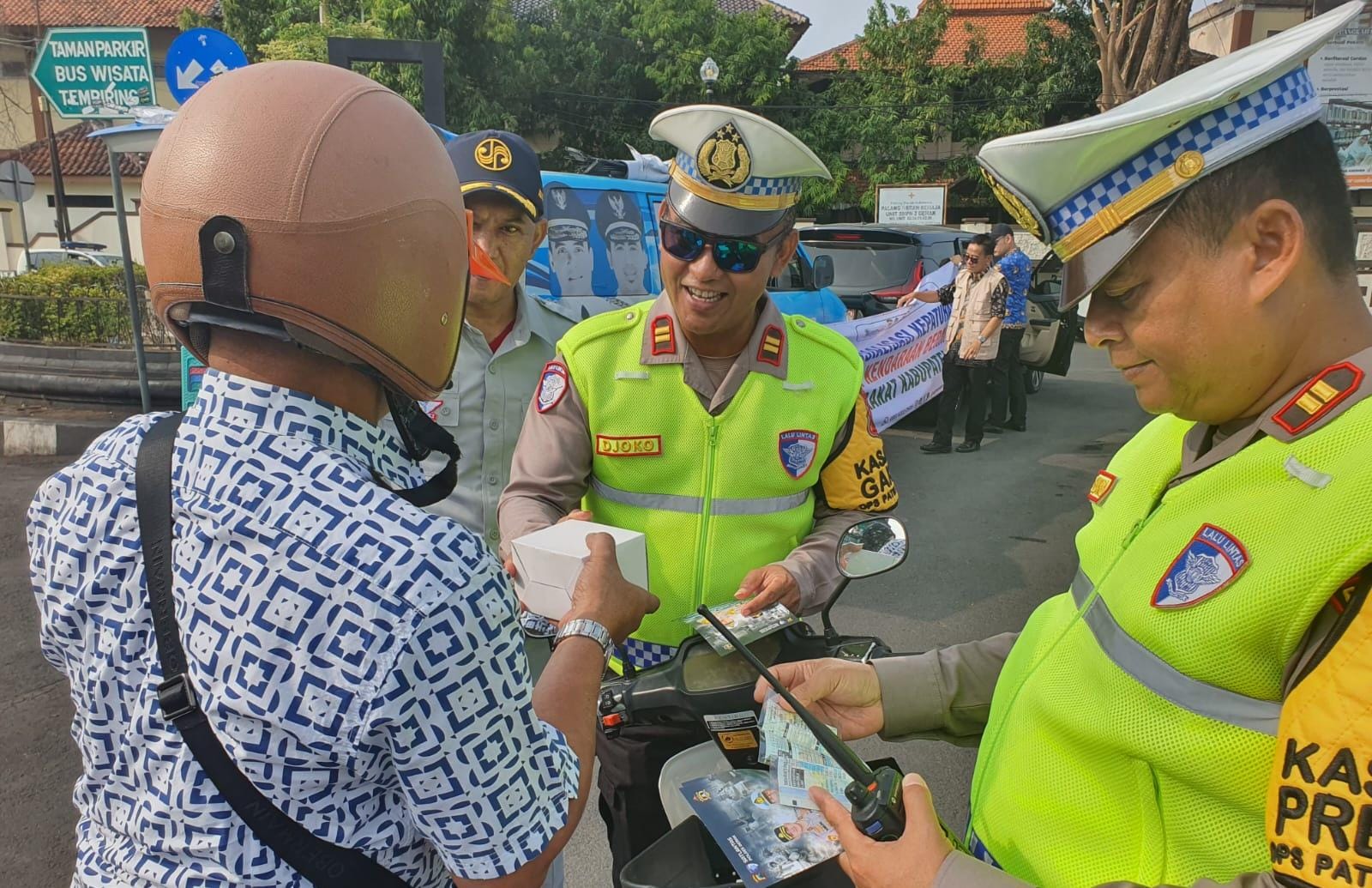 Bukan Cuma Tilang! Polisi Demak Justru Beri Hadiah Pengendara yang Tertib