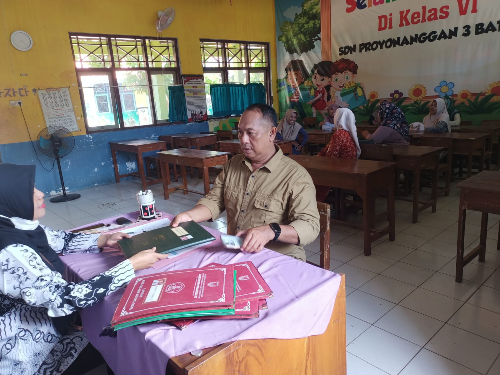 Ayah Mengambil Rapor di Batang,  Ipda Dedy Sempatkan Waktu Saat Tugas Amankan Nataru 2025