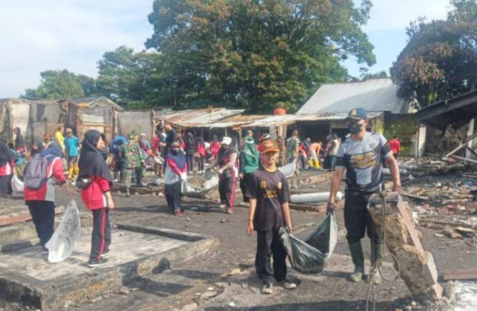 Masyarakat Kompak Bersihkan Pasar Belik Kabupaten Pemalang yang Terbakar 