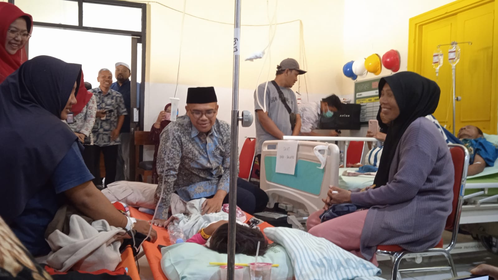 Dari IGD hingga Selasar RSUD Batang, Bupati Faiz Cek Korban Dugaan Keracunan MBG