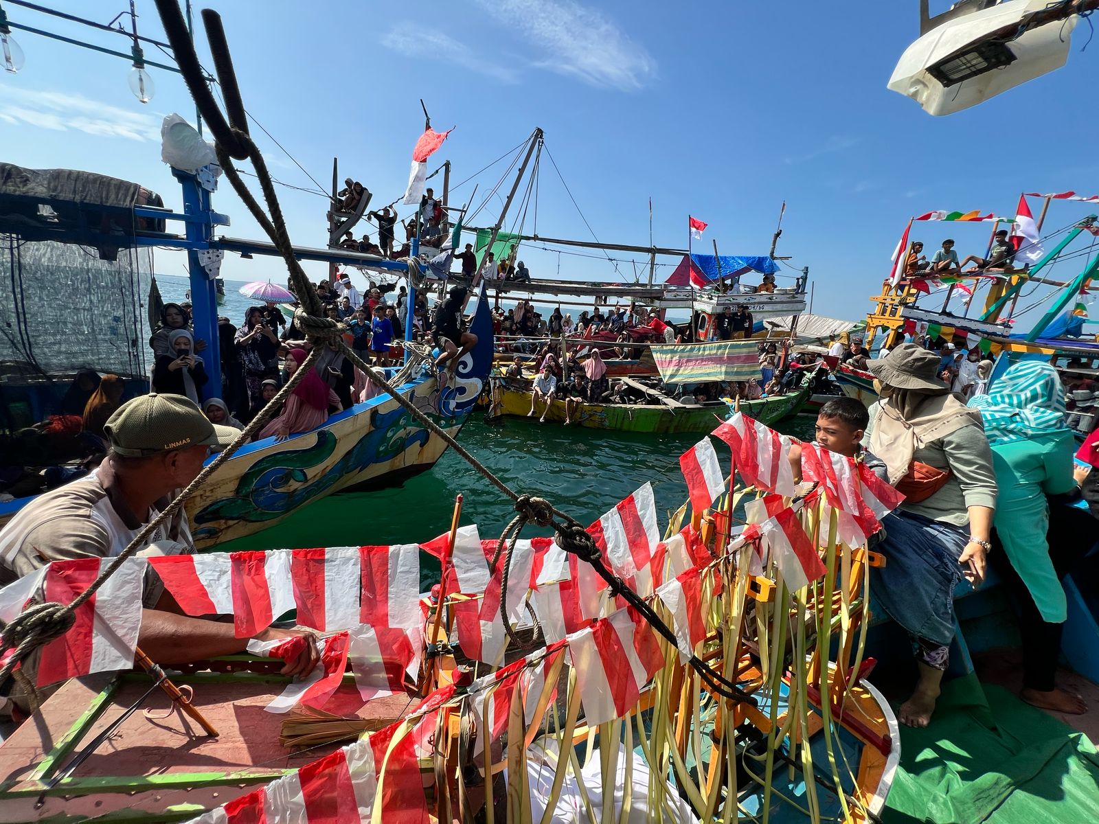 Ungkapkan Rasa Syukur, Nelayan di Tridesa Bonang Demak Larung Kepala Kerbau