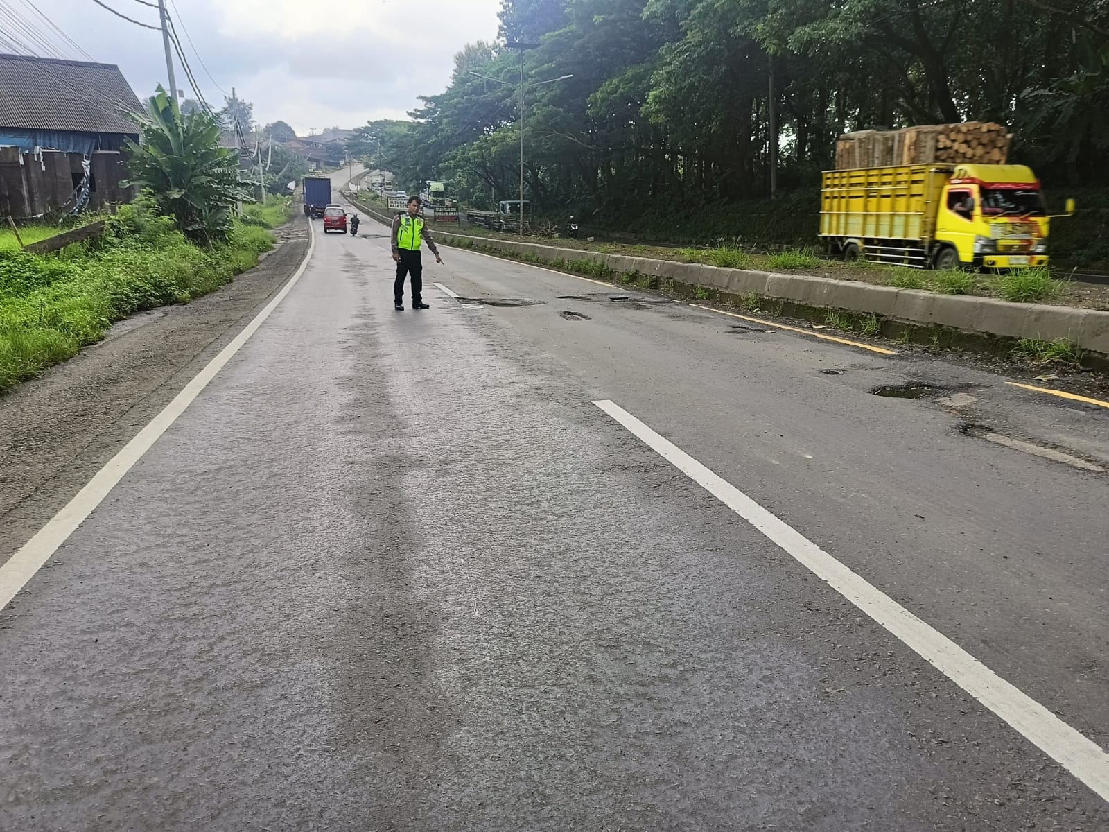 Pengendara Scoopy Jatuh di Pantura Batang, Kasatlantas Bilang Akibat Jalan Berlubang  