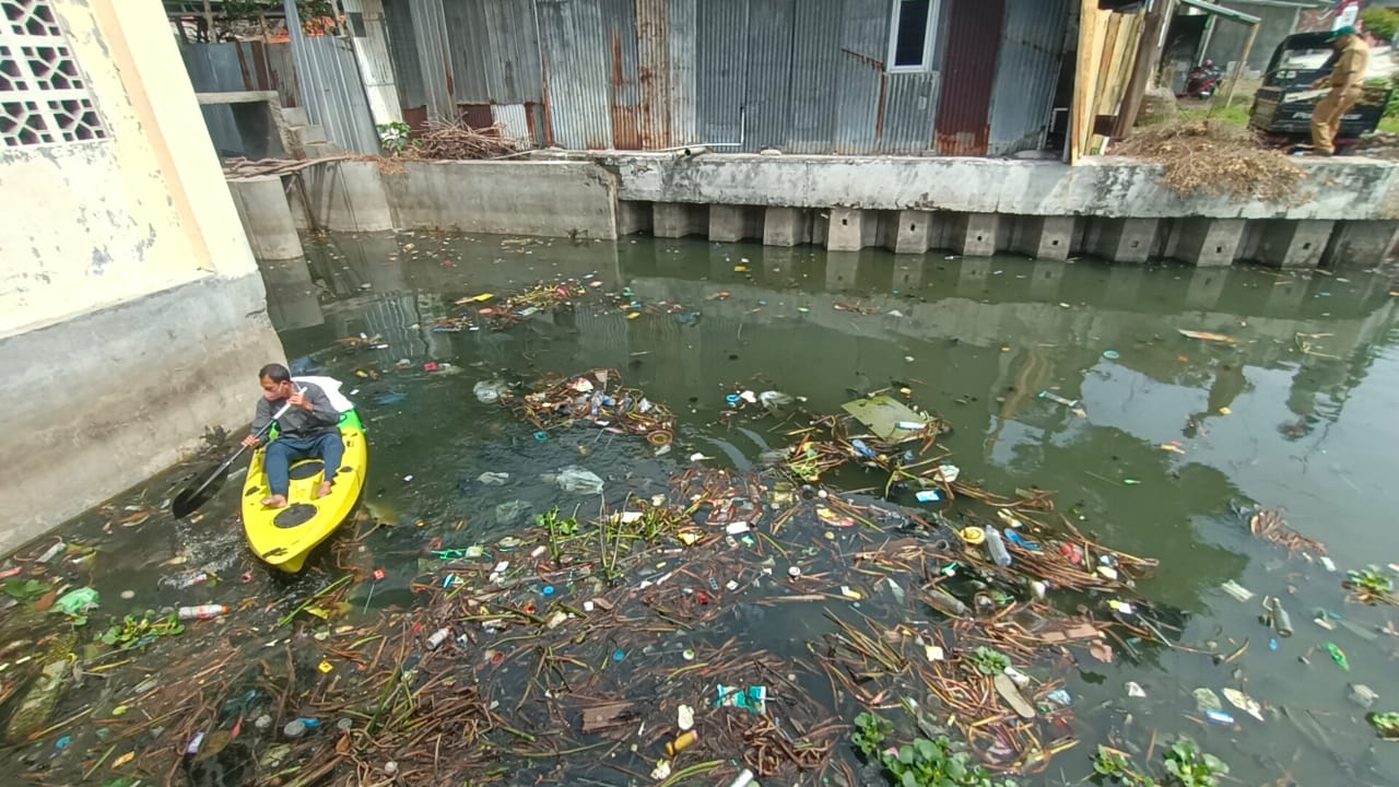 Gunakan Kayak, Tahsin Bersihkan Eceng Gondok dan Sampah di Kali Pacar dan Tenggang Kota Semarang.