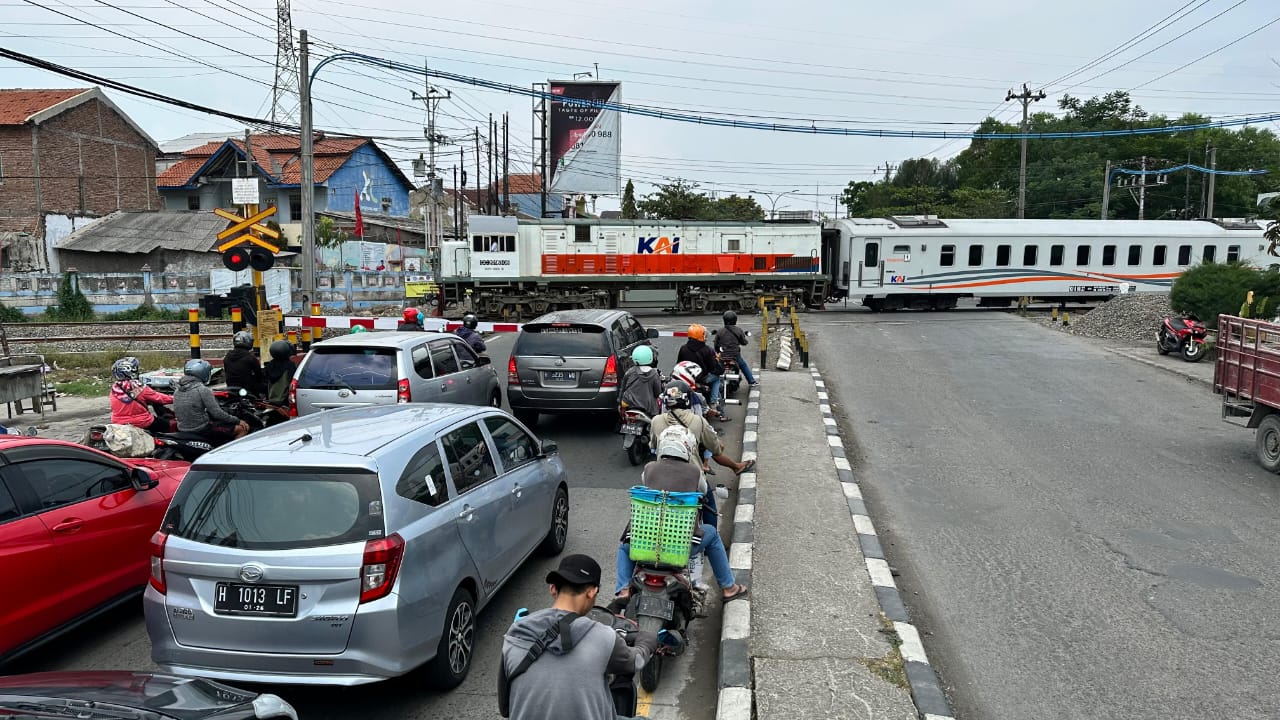 KAI Daop 4 Semarang Ingatkan Pengguna Jalan Mendahulukan Perjalanan Kereta Api