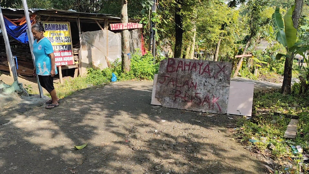 Tanah Bergerak di Kampung Sekip Semarang, Rumah Warga Ambruk dan Jalan Lingkungan Terancam