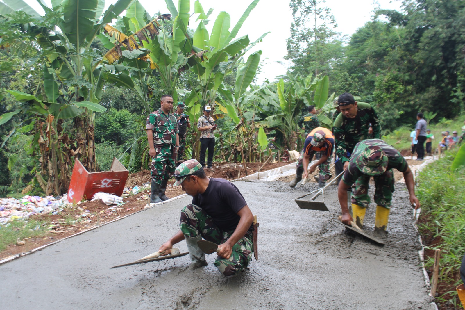 Dandim Batang Tinjau Pengecoran Jalan TMMD di Kalisalak