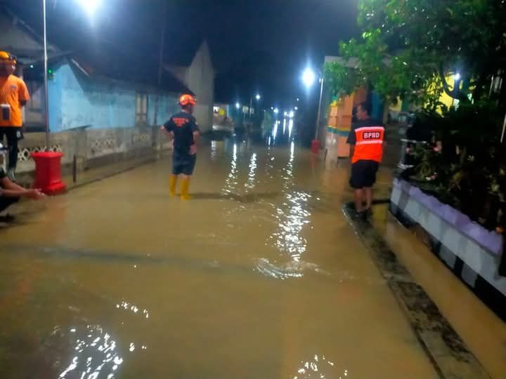 Diguyur Hujan, Luapan Anak Sungai Bengawan Solo Genangi Fasum