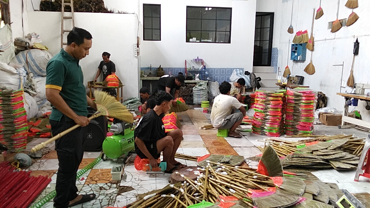 Produk Sapu Rayung Watukumpul Binaan KPwBI Tegal Sukses Ekspor ke Luar Negeri