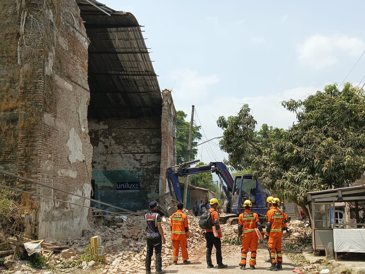 UPDATE: Petugas Lakukan Pencarian Lansia Diduga Tertimbun Reruntuhan Hogwan Bumiayu