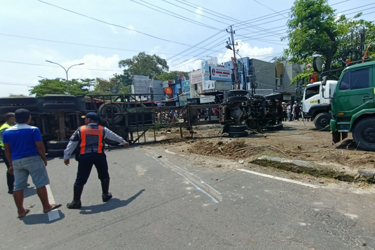 Truk Kontainer Terguling di Ngaliyan Semarang, Mobil Terbalik dan Lalin Hampir Putus Total 