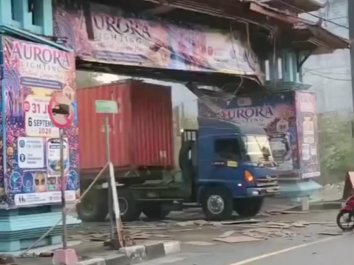 Truk Kontainer Hantam Gerbang PRPP Semarang, Petugas Turunkan Genteng untuk Amankan Pengendara
