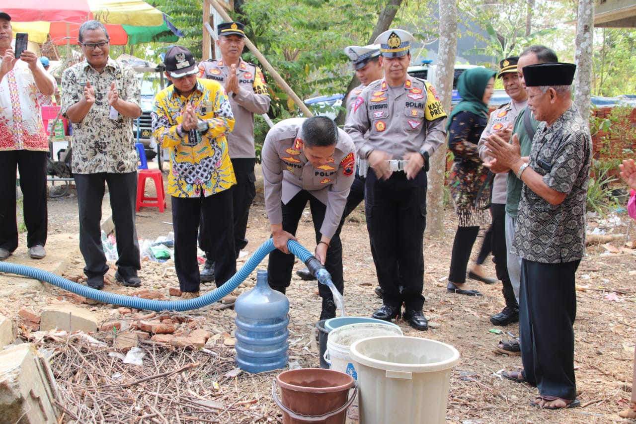 Terjadi Kekeringan di Desa Sambiroto, Satlantas Polres Pekalongan Bantu Air Bersih