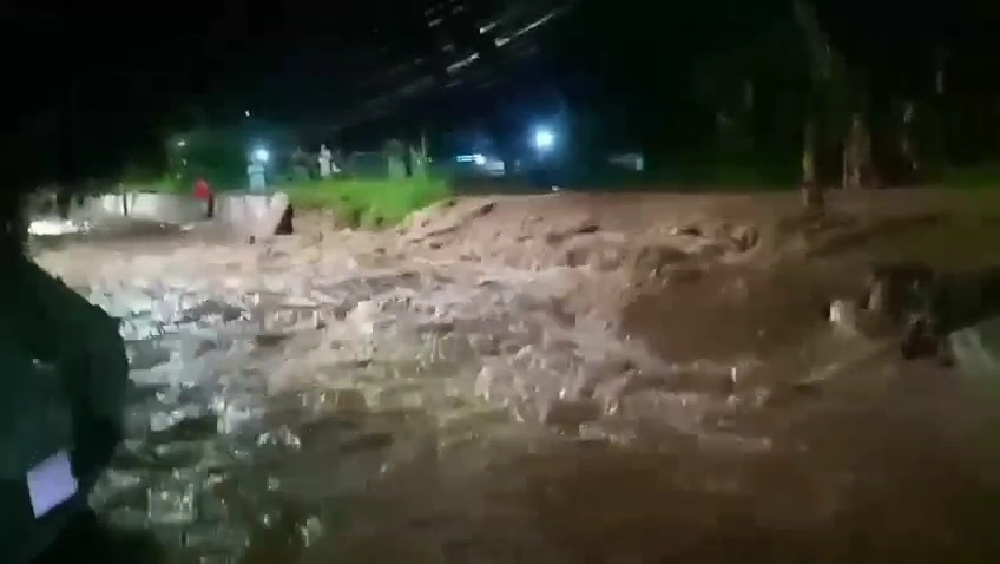 Dini Hari Diterjang Banjir, Tanggul Sungai Plumbon Jebol 25 Meter di Mangkang Kulon Semarang