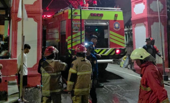 Rumah Penyimpan Stok Miras di Mangkang Semarang Terbakar, 8 Armada Dikerahkan