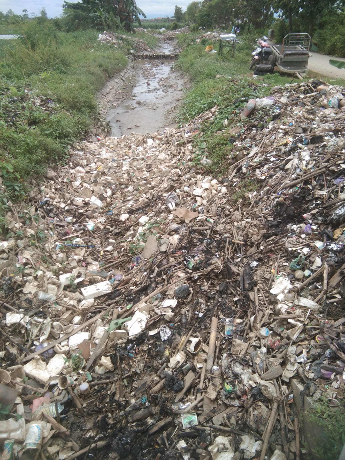 Keluhkan Tumpukan Sampah di Irigasi di Grinting, Begini Respon Pemkab Brebes