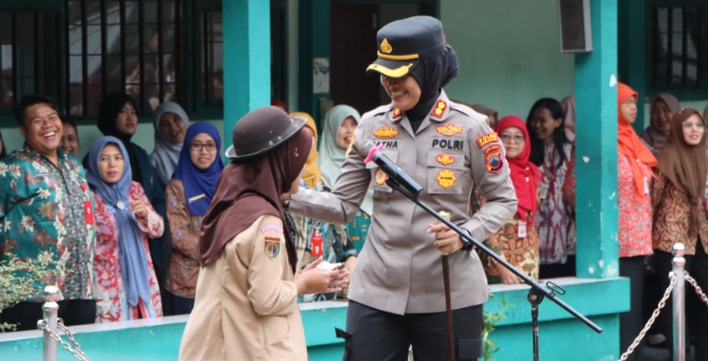 Kapolres Semarang Sambangi Sekolahan, AKBP Ratna Imbau Siswa Tak Berurusan dengan Hukum