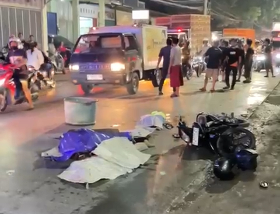 Sepeda Motor Tergelincir Saat Mendahului Truk Kontainer, Pasutri Tewas Seketika di Mranggen 
