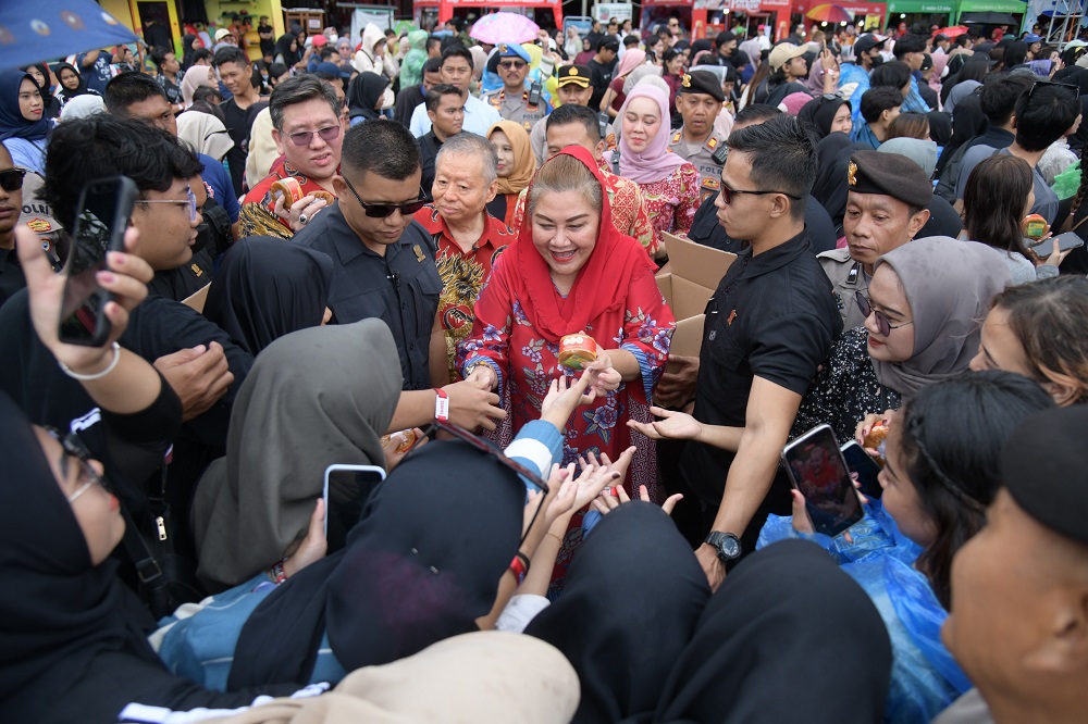 Dengan Pengawalan Ketat, Mba Ita Hadiri Hari Raya Imlek di Sam Poo Kong 