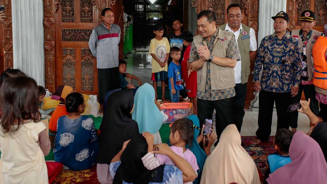 Kunjungi Korban Banjir Grobogan, Gubernur Jateng Bagikan Sembako hingga Mainan Anak-anak