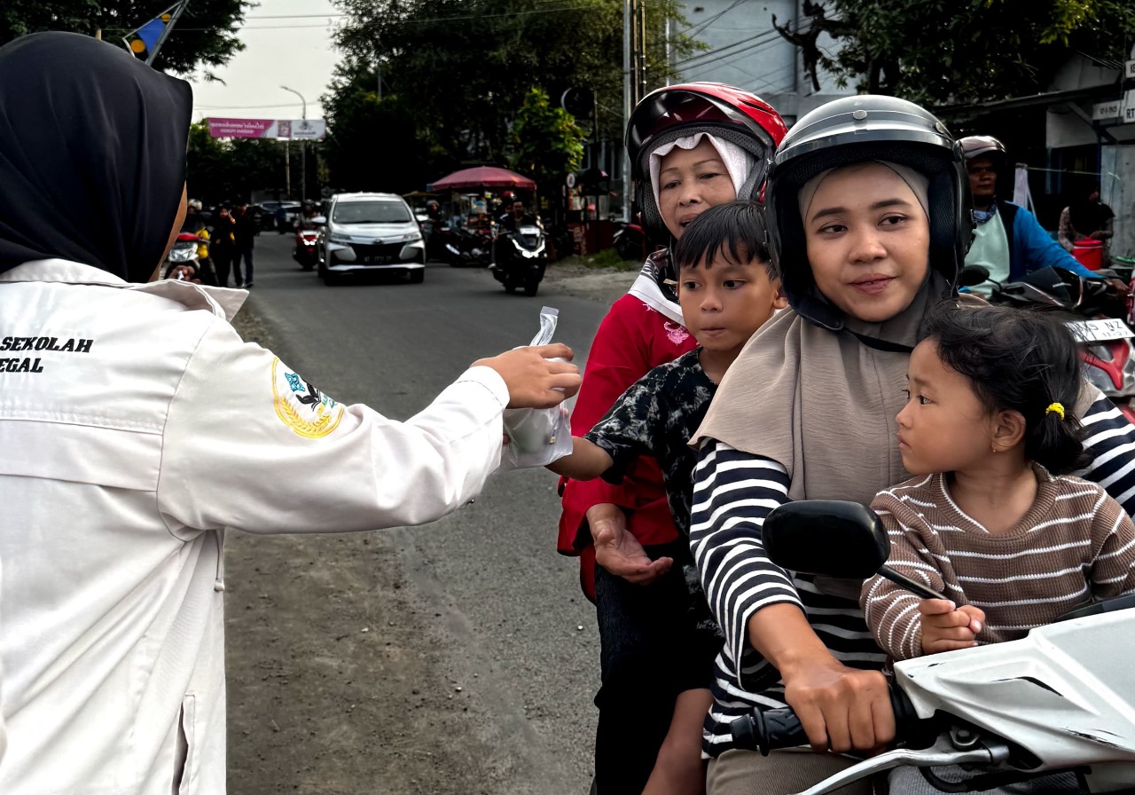 OSIS SMA Al Irsyad Kota Tegal Adakan Takjil On The Road