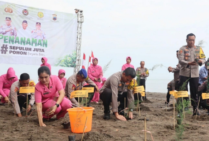 Polres Pemalang Tanam Pohon Cemara di Pantai Widuri