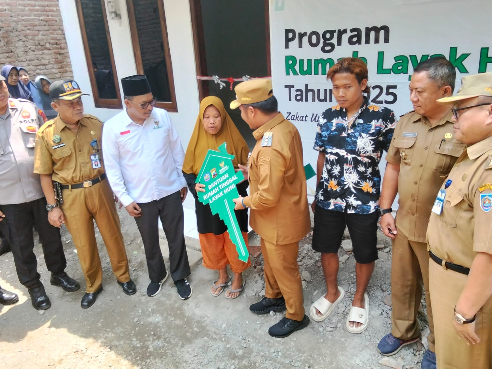 Bupati Tegal Serahkan Hasil Bedah Rumah Kolaborasi