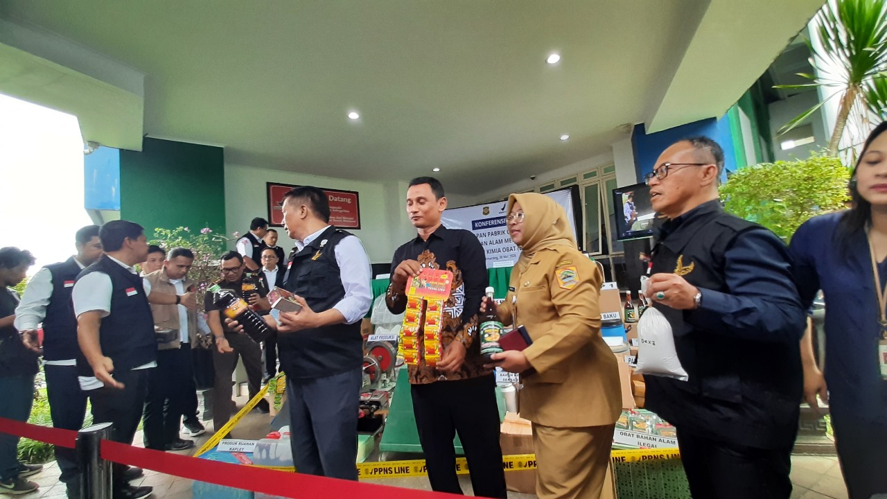 Gudang Jamu Ilegal di Kudus Digerebek,  Warga Tak Menyangka Pelaku Ditangkap BPOM dan Polisi