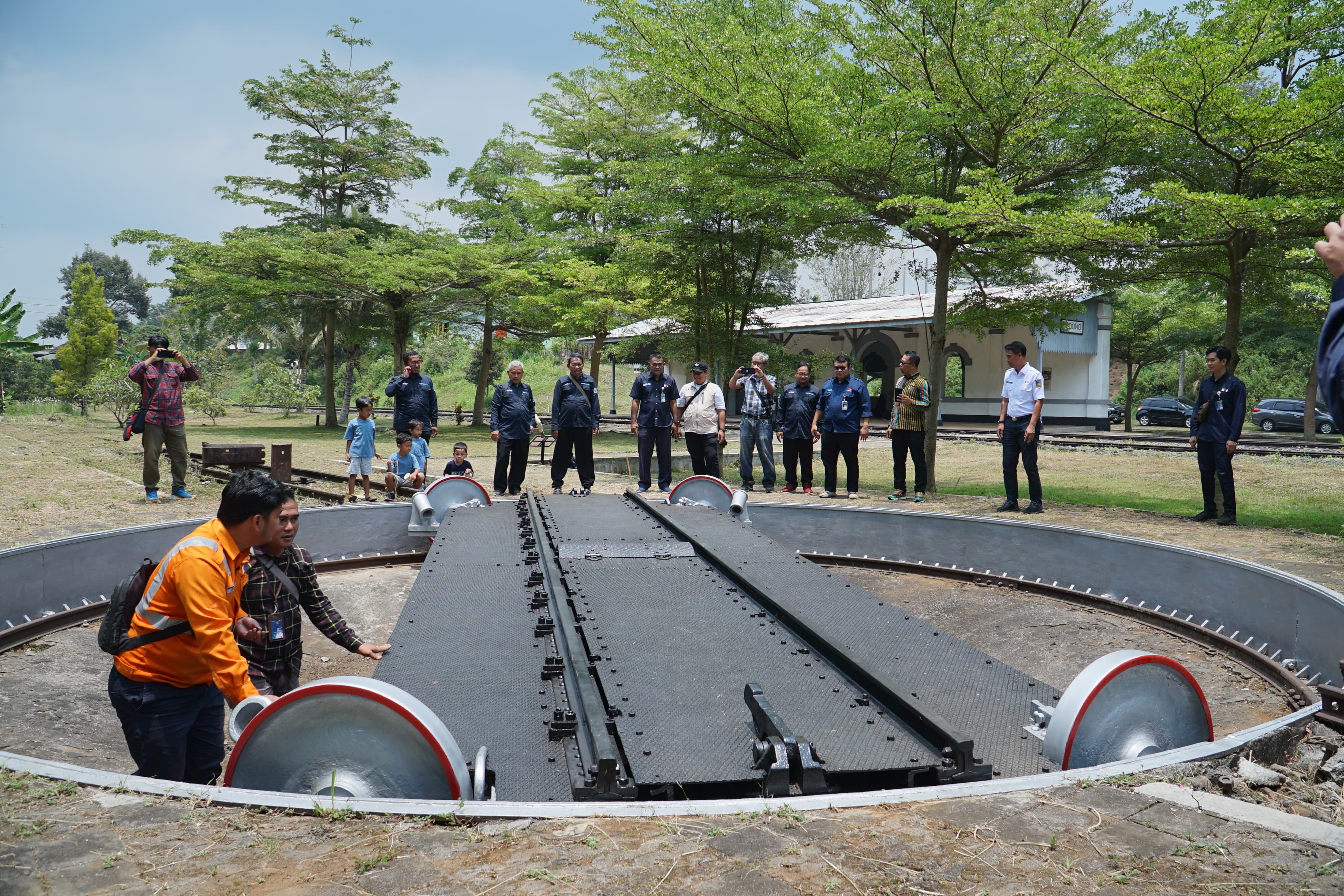 Melestarikan Cagar Budaya Kereta Api, KAI Daop 4 Semarang bersama Komunitas IRPS Laksanakan Preservasi