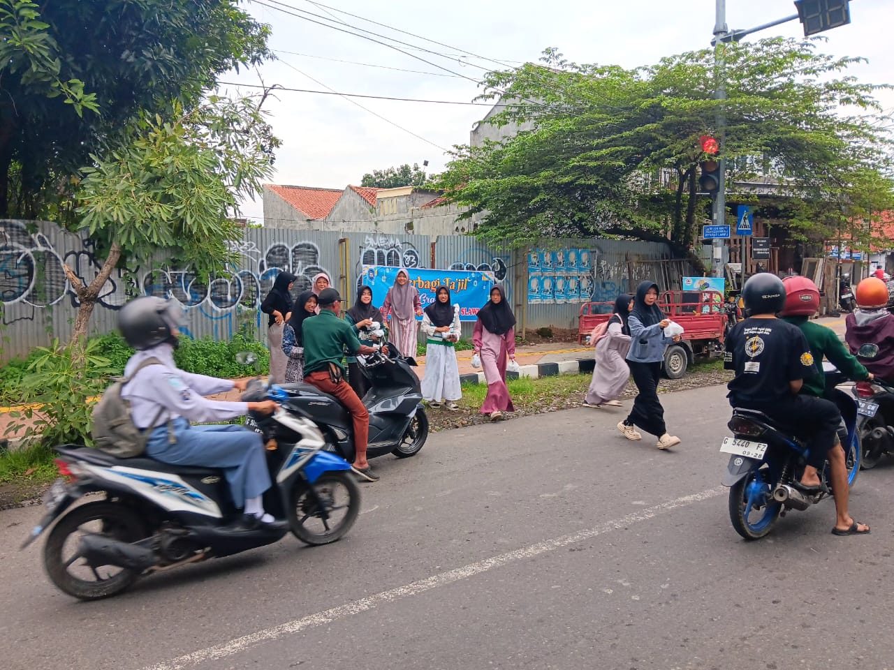 SMP IT Luqman Al Hakim Slawi Berbagi Berkah Menguatkan Sinergi