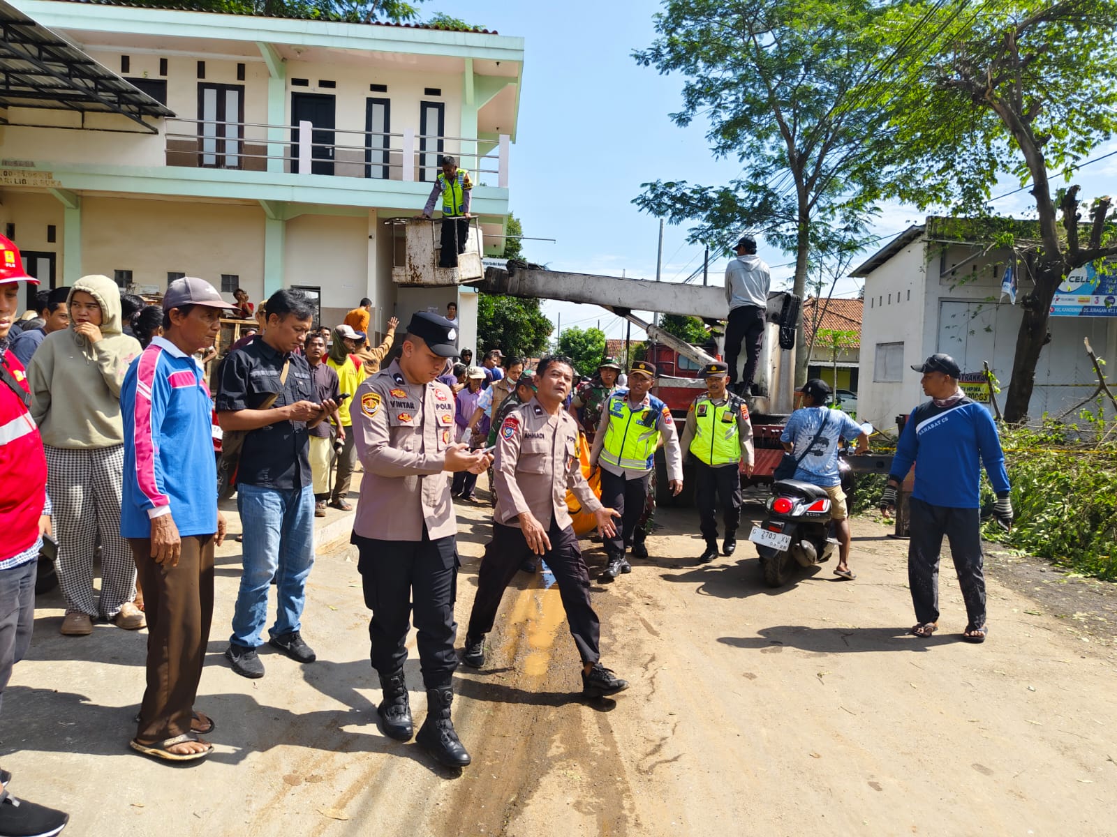 Pangkas Ranting Pohon di Kandeman,  Warga Batang Tewas Tersengat Listrik
