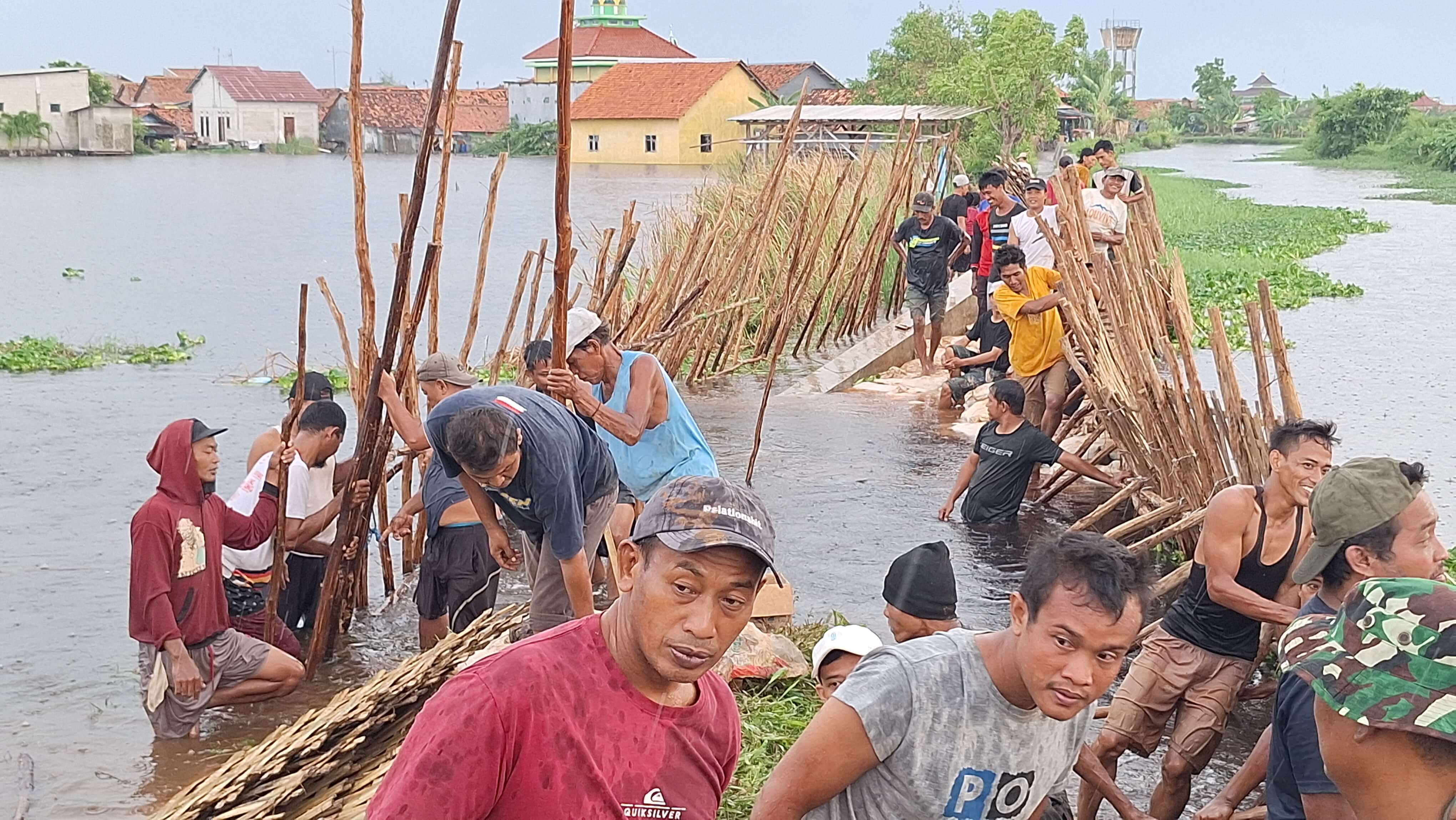 Warga Pabean Gotong Royong Perbaiki Tanggul Sungai Bremi Jebol