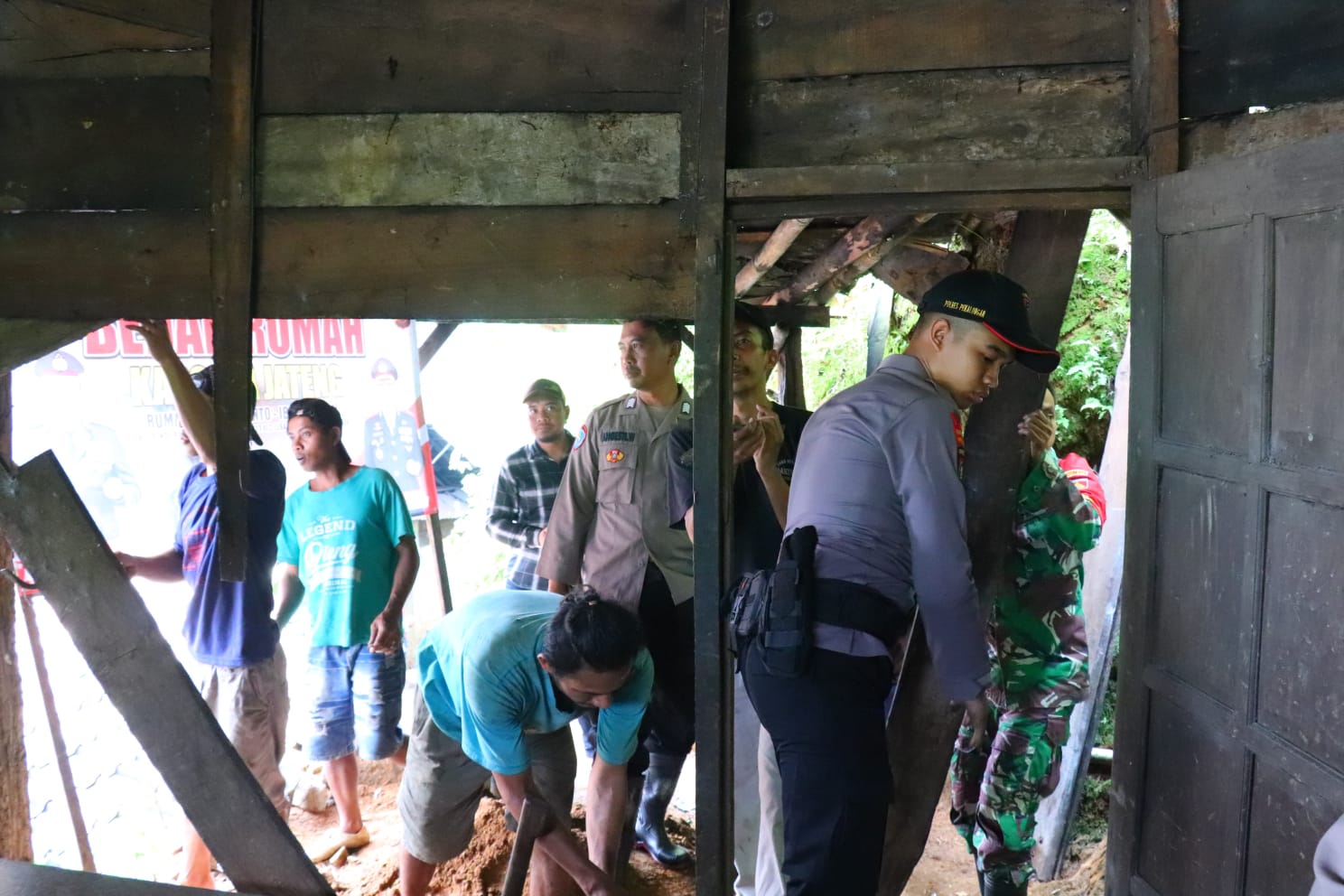 Warga Lebakbarang Pekalongan Dapat Bantuan Bedah Rumah Dari Polisi