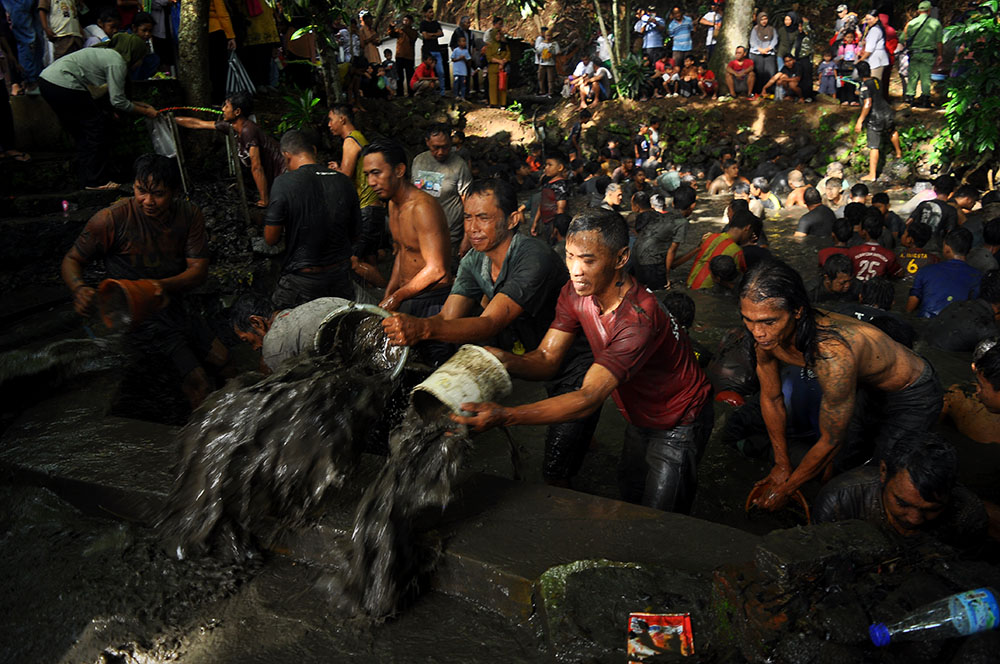 Sambut Ramadan, Warga Pudakpayung Kuras Sendang Gede