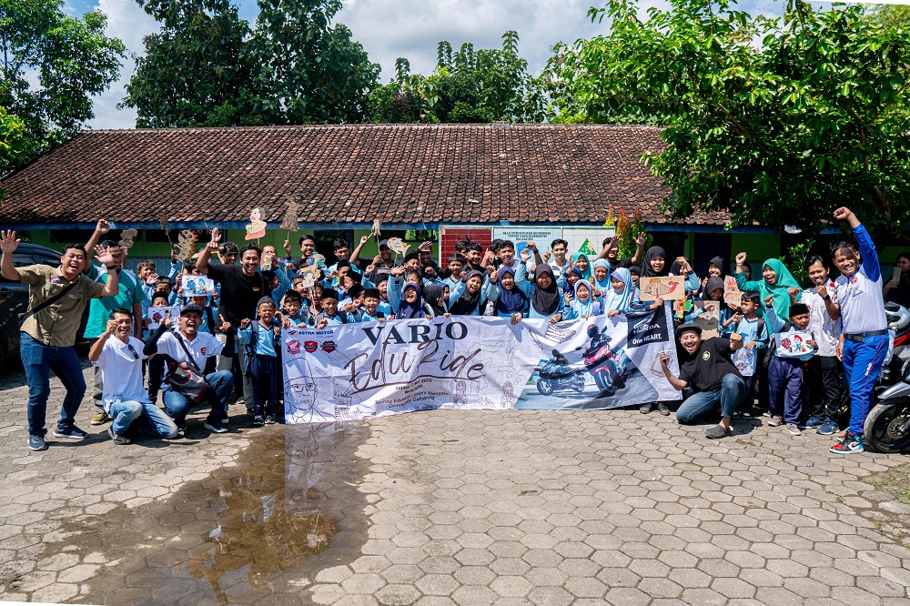 Tidak Hanya Pandai Geber Motor, Komunitas Vario Wonogiri Beri Edukasi Budaya Lokal di Madrasah Ibtidaiyah 