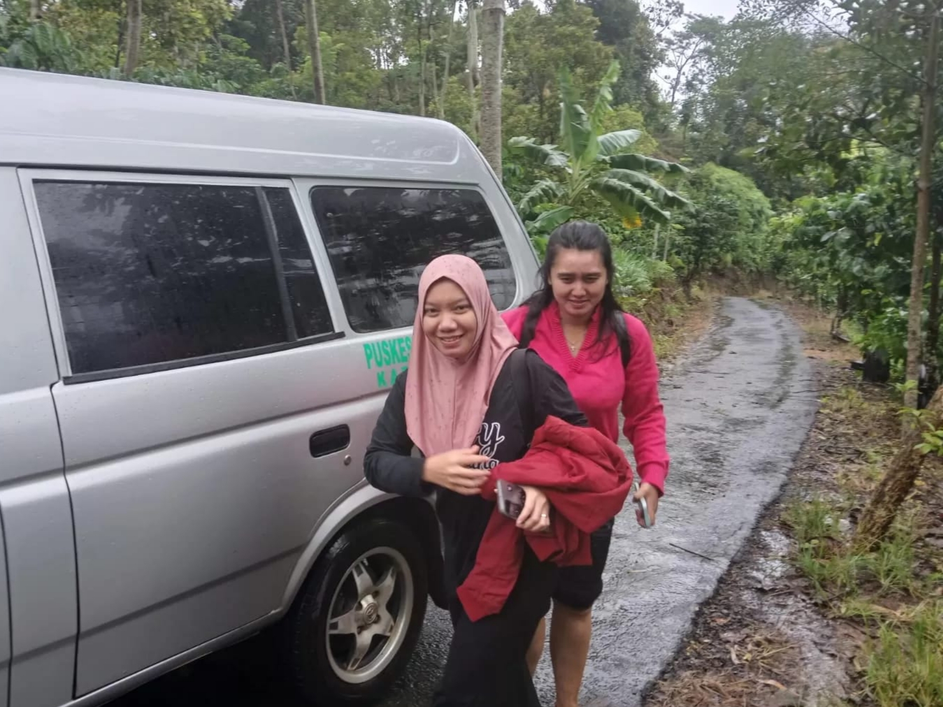 Terobos Bahaya Longsor, Misi Kemanusiaan Bidan Jepara Selamatkan Ibu Melahirkan 