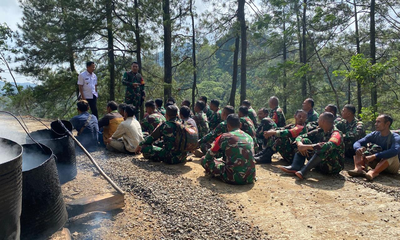 Dandim 0711/Pemalang Beri Semangat Satgas TMMD dan Warga Desa Tambi