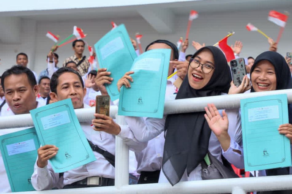 Jateng Terbanyak se-Indonesia, 13 Ribu PPPK Terima SK: “Terima Kasih Pak Luthfi dan Pak Presiden”