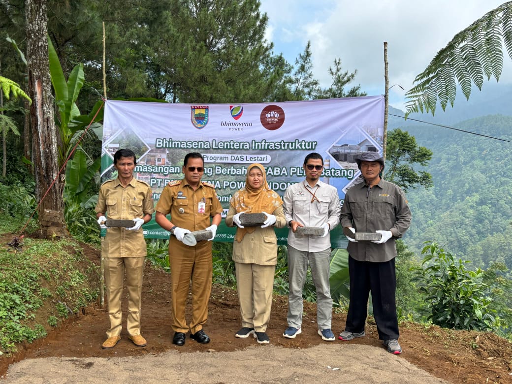 Limbah PLTU Batang Disulap Jadi Paving di Sidawung Koffie Desa Tombo 