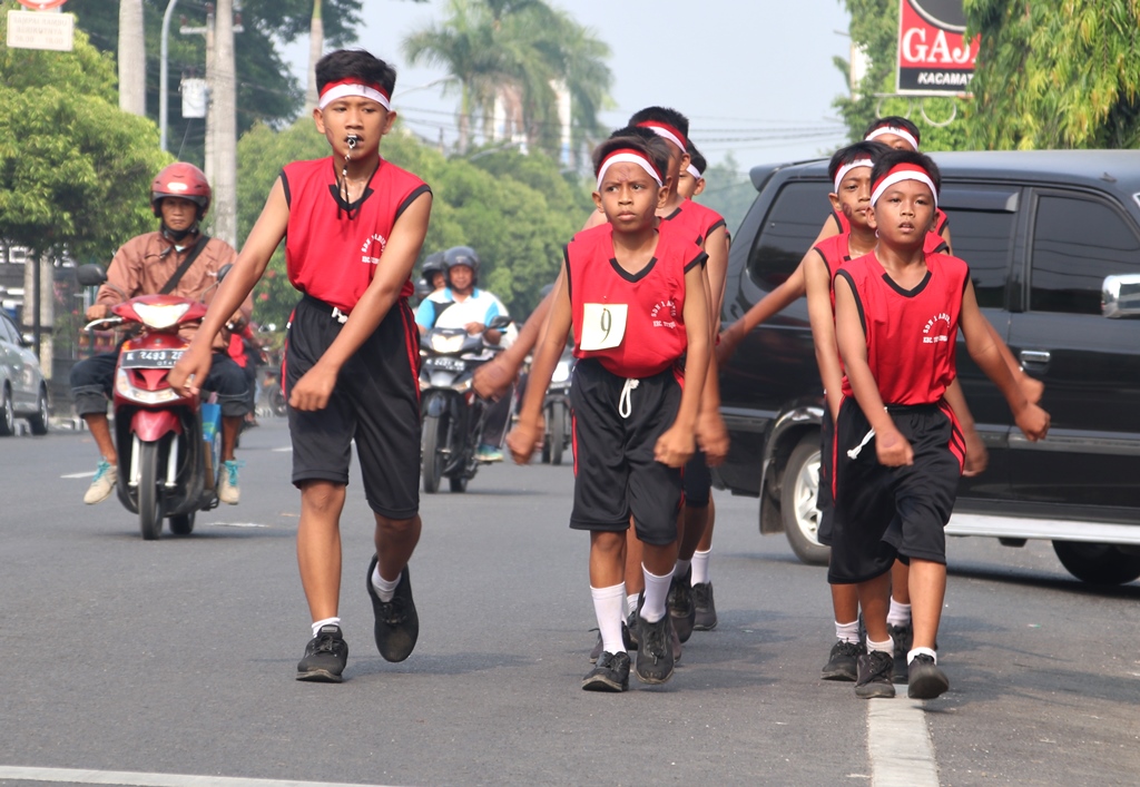 Ratusan Regu Siswa dan OPD Antusias Ikuti Perlombaan Gerak Jalan dalam Rangka Hari Jadi Blora