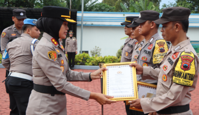 Melebihi Target Pelaporan Kegiatan, Kapolres Semarang Hadiahi Penghargaan