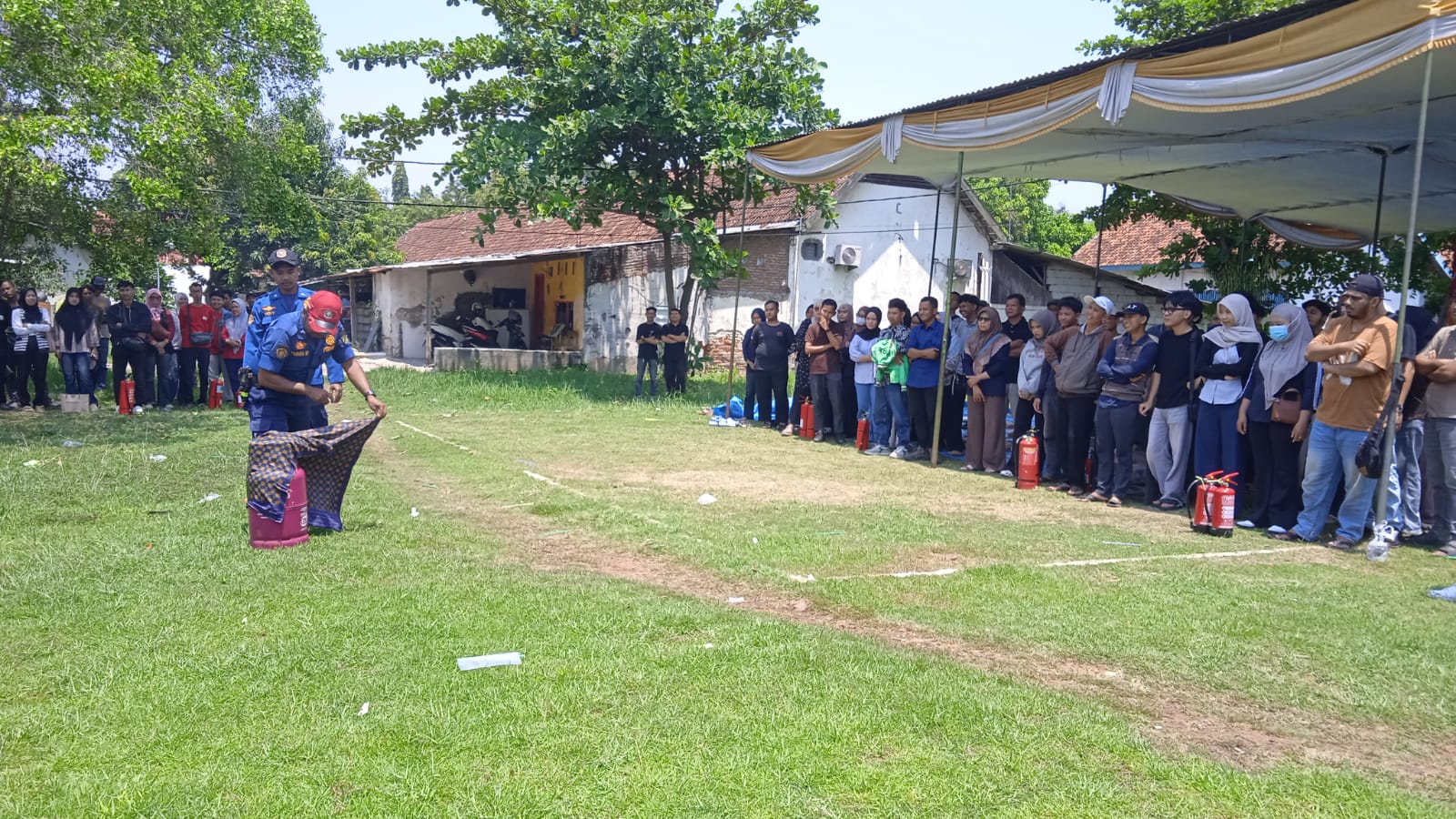 Damkar Latih 14 SPPG Pekalongan Padamkan Api Pakai APAR dan Kain