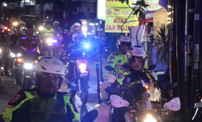 Patroli Malam Takbiran, Kapolres Semarang Swafoto hingga Sapa Warga di Pinggir Jalan