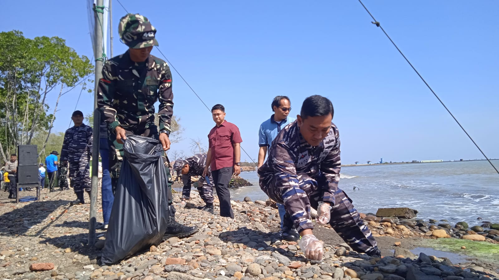 TNI AL Perangi Sampah yang Kepung Pantai Sigandu Batang